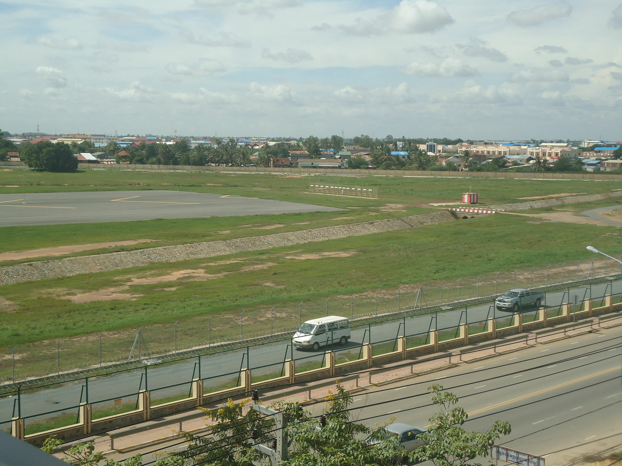 Golden Apple Hotel - Airport Phnom Penh Exteriör bild
